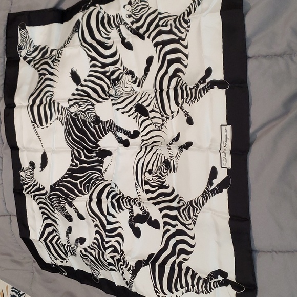 New salvatore Ferragamo silk scarf animal print - Picture 3 of 7